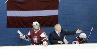 Latvijas hokejistes "bullīšos" uzveic Kazahstānas izlasi