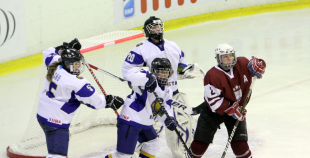 Latvijas hokejistes "bullīšos" uzveic Kazahstānas izlasi