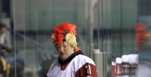 Latvijas sieviešu hokeja izlase piedzīvo sāpīgu zaudējumu pasaules čempionātā