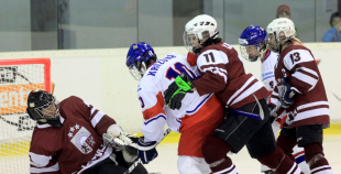 Latvijas sieviešu hokeja izlase piedzīvo sāpīgu zaudējumu pasaules čempionātā