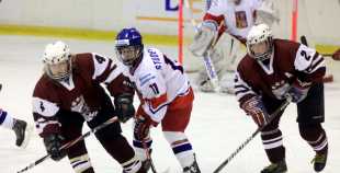 Latvijas sieviešu hokeja izlase piedzīvo sāpīgu zaudējumu pasaules čempionātā