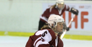 Latvijas sieviešu hokeja izlase piedzīvo sāpīgu zaudējumu pasaules čempionātā