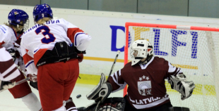 Latvijas sieviešu hokeja izlase piedzīvo sāpīgu zaudējumu pasaules čempionātā