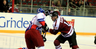 Latvijas izlase izglābjas pamatlaikā, tomēr zaudē "bullīšos"