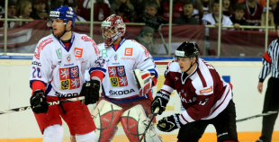 Latvijas izlase izglābjas pamatlaikā, tomēr zaudē "bullīšos"