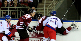 Latvijas izlase izglābjas pamatlaikā, tomēr zaudē "bullīšos"