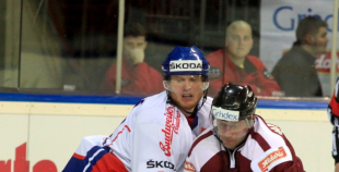 Latvijas izlase izglābjas pamatlaikā, tomēr zaudē "bullīšos"