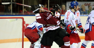 Latvijas izlase izglābjas pamatlaikā, tomēr zaudē "bullīšos"