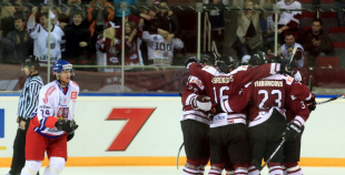 Latvijas izlase izglābjas pamatlaikā, tomēr zaudē "bullīšos"