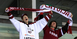 Latvijas izlase izglābjas pamatlaikā, tomēr zaudē "bullīšos"