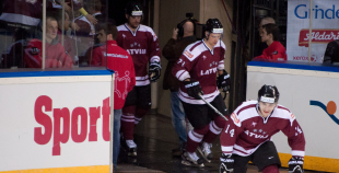 Latvijas hokeja izlase uzveic Krieviju