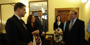 Hokejisti pieņemšanā Latvijas vēstniecībā Stokholmā