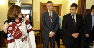 Hokejisti pieņemšanā Latvijas vēstniecībā Stokholmā