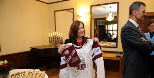 Hokejisti pieņemšanā Latvijas vēstniecībā Stokholmā