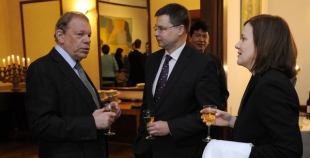 Hokejisti pieņemšanā Latvijas vēstniecībā Stokholmā