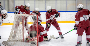 Uz oriģinālā izmēra laukumiem aizvadīti pirmie 3 pret 3 ledus treniņi