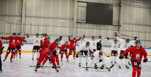 FOTO: Latvijas izlase pilnā sastāvā "slīpē" vairākumu