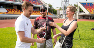 Latvijas hokeja izlase saņem solītās biļetes uz Dziesmu un Deju svētkiem