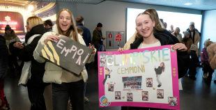 FOTO: Mājās atgriežas mūsu 3x3 olimpiskie čempioni hokejā!