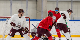 FOTO: Latvijas izlase pilnā sastāvā "slīpē" vairākumu