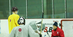 FOTO: U-20 izlases pirmdienas ledus treniņš "Volvo" ledus hallē 