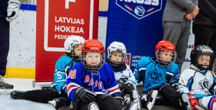 “Maxima” dāvina vārtsarga ekipējumu jaunajiem Rīgas hokejistiem