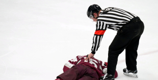 Latvija hokeja izlase sīvā cīņā atzīst Somijas pārākumu