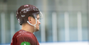 FOTO: Latvijas hokeja izlase gatavojas Pekinas olimpiskajām spēlēm