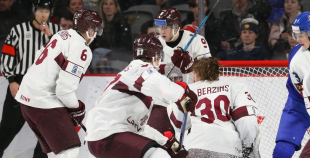 Latvijas hokejisti sīvā cīņā piekāpjas Slovākijas komandai