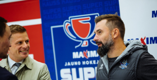 “Maxima” dāvina vārtsarga ekipējumu jaunajiem Rīgas hokejistiem