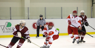 Latvijas hokejistes ar zaudējumu sāk olimpisko kvalifikācijas turnīru