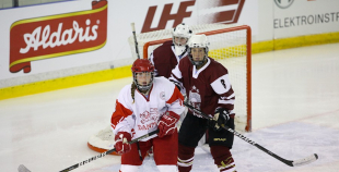 Latvijas hokejistes ar zaudējumu sāk olimpisko kvalifikācijas turnīru