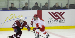 Latvijas hokejistes ar zaudējumu sāk olimpisko kvalifikācijas turnīru