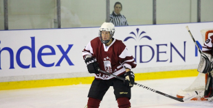 Latvijas hokejistes ar zaudējumu sāk olimpisko kvalifikācijas turnīru