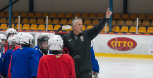 FOTO: Hārtlijs viesojās Jelgavas hokeja klubā un novada bērniem treniņu 