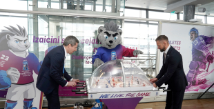 Lidostā “Rīga” atklāta IIHF Pasaules Čempionāta Hokejā informācijas un atpūtas zona faniem