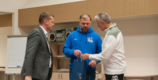 FOTO: Hārtlijs viesojās Jelgavas hokeja klubā un novada bērniem treniņu 