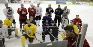 Hokeja izlases pēdējais treniņš pirms došanās uz Franciju