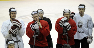 Hokeja izlases pēdējais treniņš pirms došanās uz Franciju