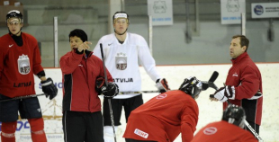 Hokeja izlases pēdējais treniņš pirms došanās uz Franciju