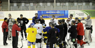 Hokeja izlases pēdējais treniņš pirms došanās uz Franciju