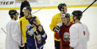 Hokeja izlases pēdējais treniņš pirms došanās uz Franciju