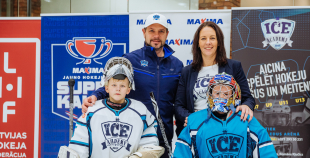 “Maxima” dāvina vārtsarga ekipējumu jaunajiem Rīgas hokejistiem