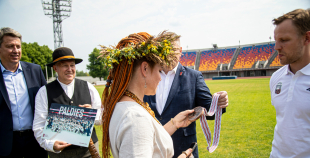 Latvijas hokeja izlase saņem solītās biļetes uz Dziesmu un Deju svētkiem