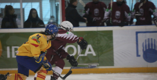 Latvijas sieviešu hokeja izlasei neveiksme pirmajā PČ spēlē