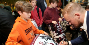 FOTO: “Dzimuši Hokejam” filmas prezentācija “Akropole” kinoteātrī