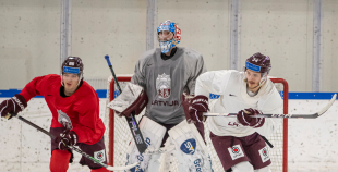 FOTO: Latvijas izlase pilnā sastāvā "slīpē" vairākumu