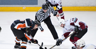 "SMScredit.lv" hokejisti  1. finālspēlē izcīna uzvaru