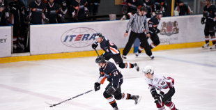 "SMScredit.lv" hokejisti  1. finālspēlē izcīna uzvaru