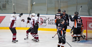"SMScredit.lv" hokejisti  1. finālspēlē izcīna uzvaru